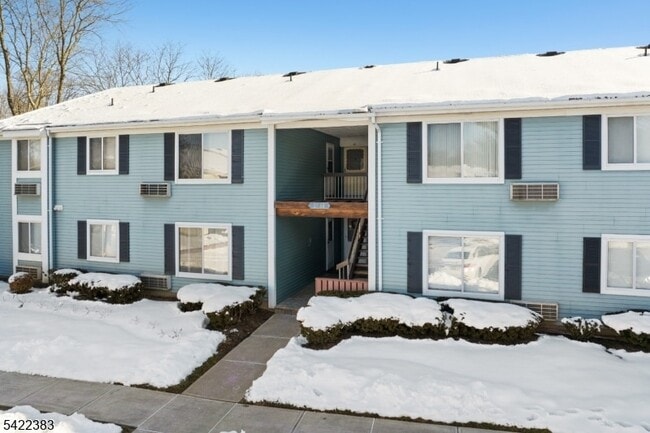 62 Eton Way in Franklin Township, NJ - Foto de edificio - Building Photo