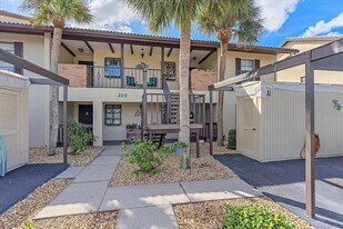 320 Mission Trail N in Venice, FL - Building Photo