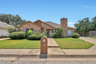 2416 Garden Park Ct in Arlington, TX - Building Photo