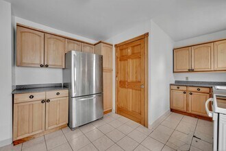 26 Center St in Bristol, CT - Building Photo - Building Photo