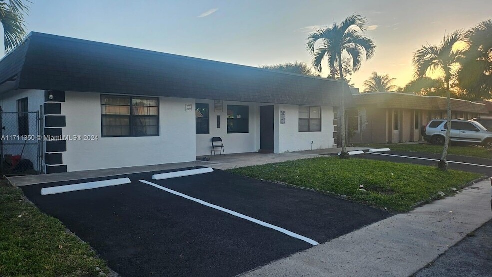 7640 SW 10th St, Unit b in North Lauderdale, FL - Building Photo