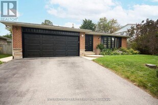 2292 Devon Rd in Oakville, ON - Building Photo