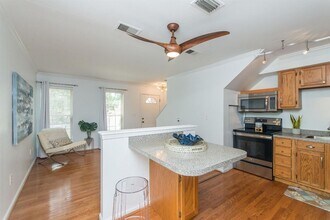 415 Marquis Ave, Unit 105 in Lexington, KY - Foto de edificio - Building Photo