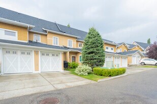 4010 Patricia Landng SW in Calgary, AB - Building Photo