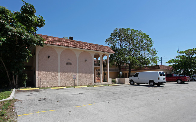 6015 SW 33rd St in Miramar, FL - Foto de edificio - Building Photo