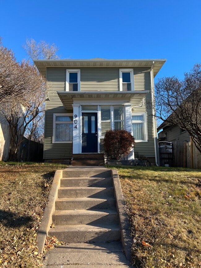 property at 904 N 6th Ave E