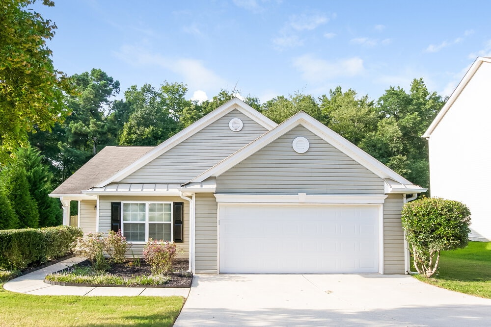 417 Autumn Creek Dr in Dallas, GA - Foto de edificio