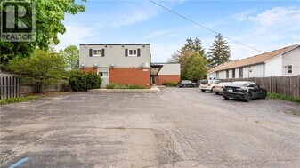 994 Colborne St E in Brantford, ON - Building Photo