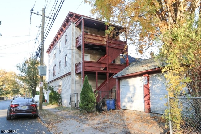 588 Argyle Ave in Orange, NJ - Foto de edificio - Building Photo