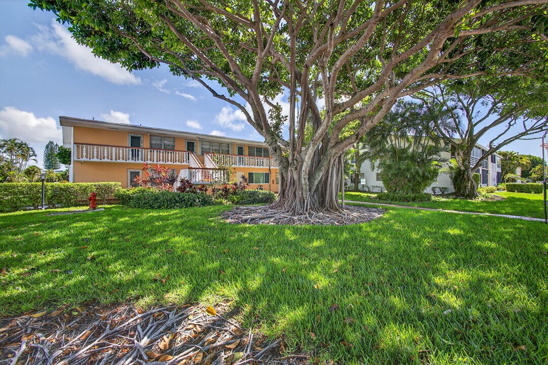 27 Andover B in West Palm Beach, FL - Building Photo