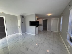 4086 N Pine Island Rd-Unit -502 in Sunrise, FL - Foto de edificio - Building Photo