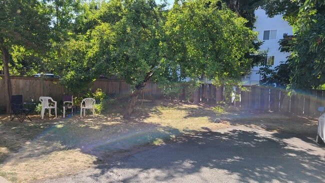 1037 Southgate St in Victoria, BC - Building Photo - Building Photo