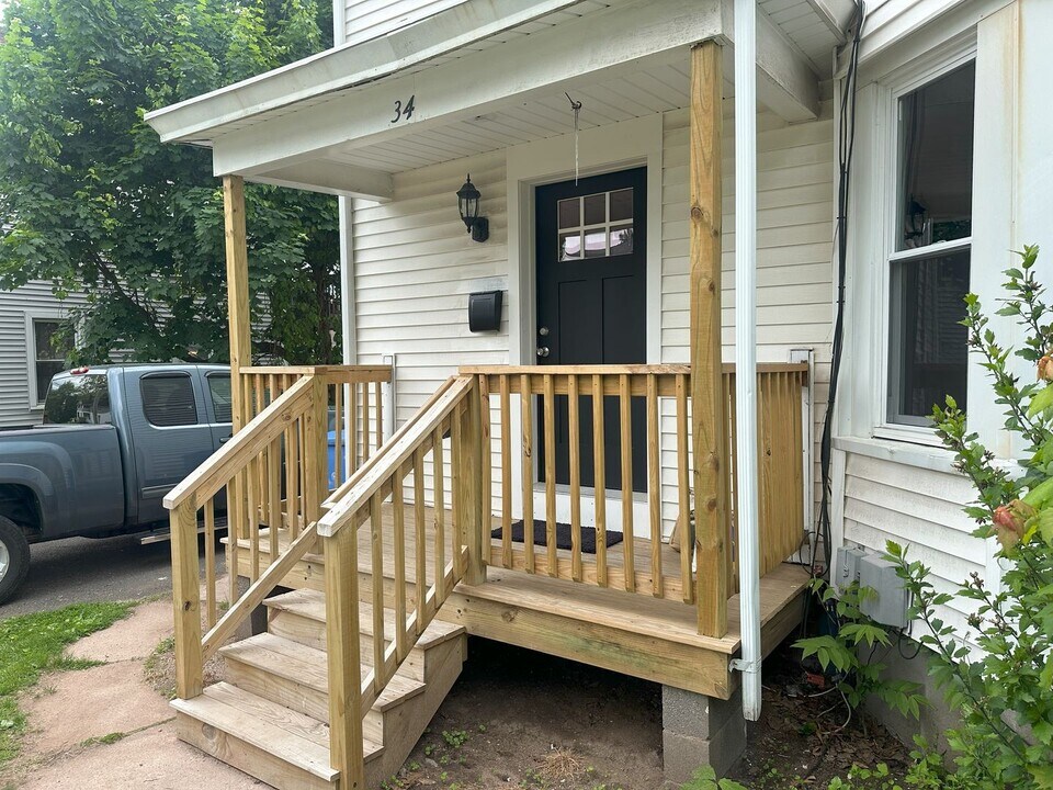32-34 Spruce St in Manchester, CT - Building Photo