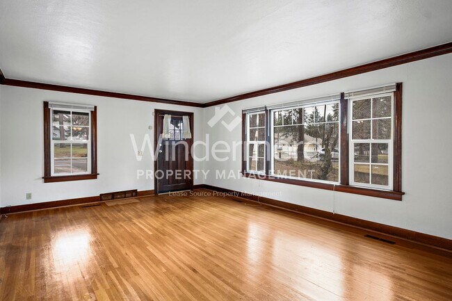 10125 N Whitworth Dr-Unit -Upper in Spokane, WA - Building Photo - Building Photo