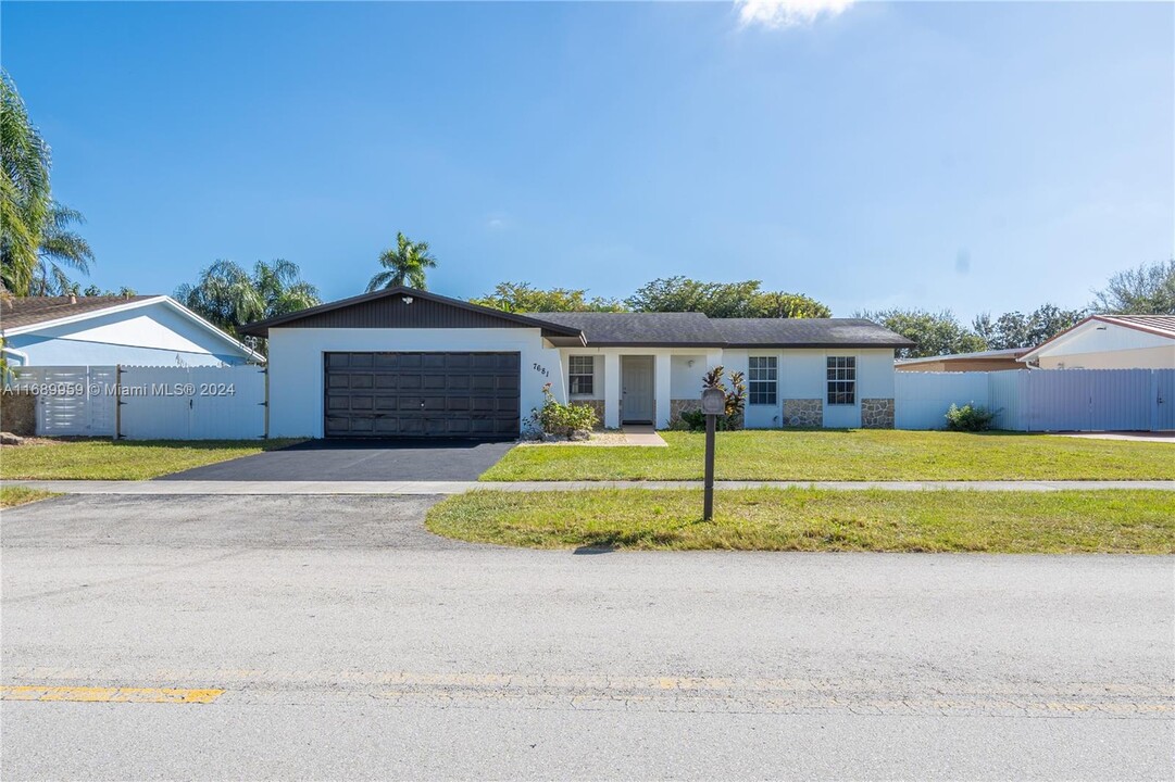 7681 SW 135th Ave in Miami, FL - Building Photo