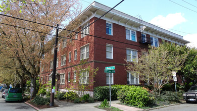 Lincoln Court in Seattle, WA - Building Photo - Building Photo