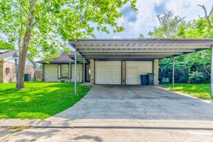 4910 Redfish Reef Dr in Bacliff, TX - Building Photo