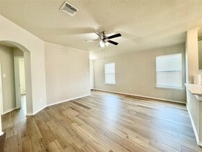 173 Beth Ann Loop in Taylor, TX - Foto de edificio - Building Photo