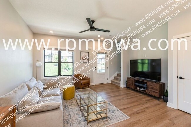 10097 Stark Dr in West Des Moines, IA - Building Photo - Building Photo