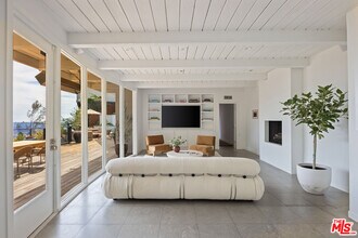 1568 Viewsite Dr in Los Angeles, CA - Building Photo - Building Photo