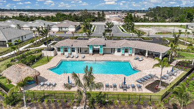 541 Ibiza Lp in Venice, FL - Building Photo - Building Photo