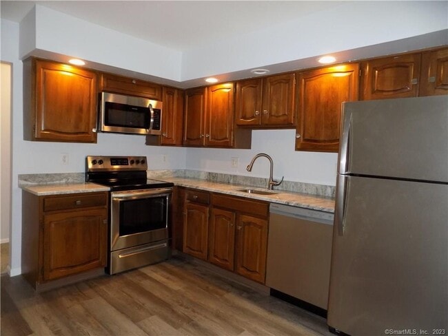 25 Canterbury Ct in Brookfield, CT - Building Photo - Building Photo
