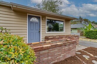 7316 SE 68th Ave in Portland, OR - Building Photo - Building Photo