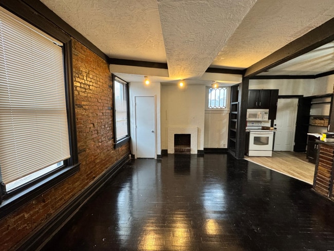 303 Peebles St in Pittsburgh, PA - Foto de edificio - Building Photo