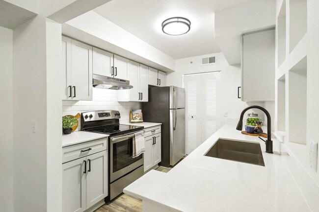 Halston Lakeside in Sarasota, FL - Building Photo - Building Photo