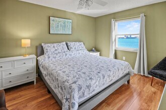 2936 Lake Shore Dr in West Palm Beach, FL - Building Photo - Building Photo