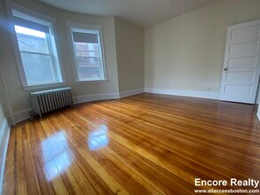 1375 Commonwealth Ave, Unit 7 in Boston, MA - Foto de edificio - Building Photo