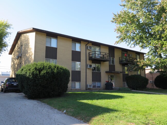 Robinhood Apartments in Bloomington, IL - Building Photo - Building Photo