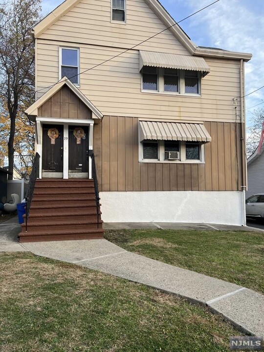 19 Laurel St in Ridgefield Park, NJ - Building Photo