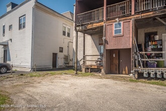 1827-1829 Main St in Blakely, PA - Foto de edificio - Building Photo