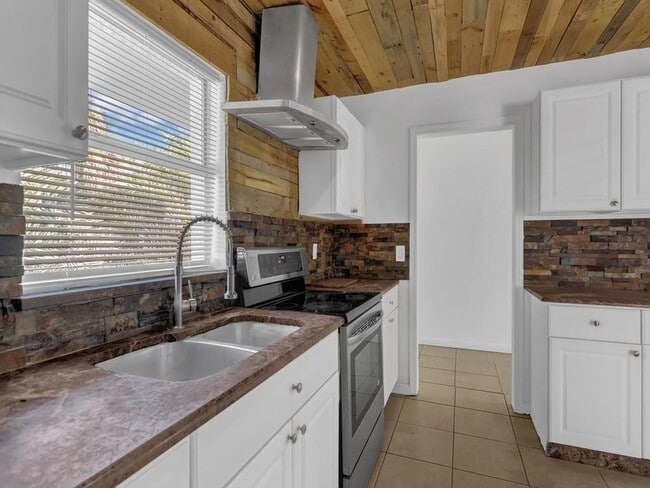 703 5th Pl SW in Vero Beach, FL - Foto de edificio - Building Photo