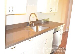 5040 44th Ave NE, Unit WA - 3 in Seattle, WA - Building Photo - Building Photo
