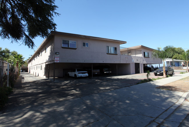 1435 Laurel Ave in Pomona, CA - Foto de edificio - Building Photo