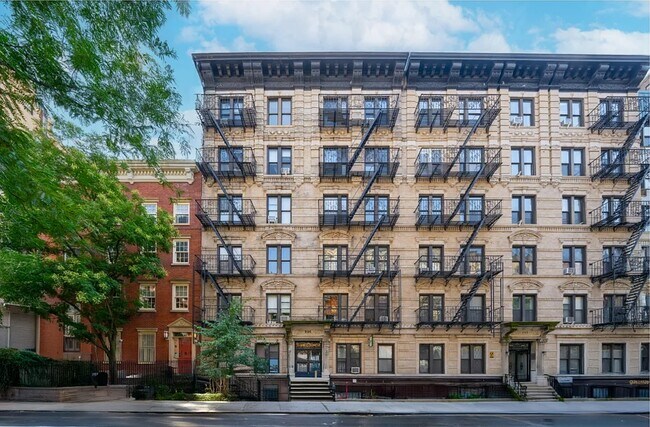 236 W 15th St in New York, NY - Building Photo - Primary Photo