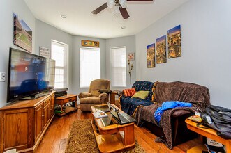 2340 W Augusta Blvd, Unit 1 in Chicago, IL - Building Photo - Building Photo