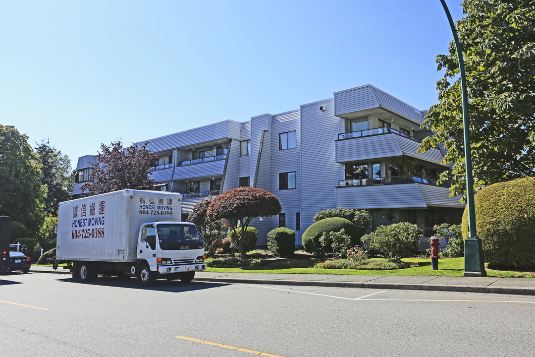 Ocean View in White Rock, BC - Building Photo