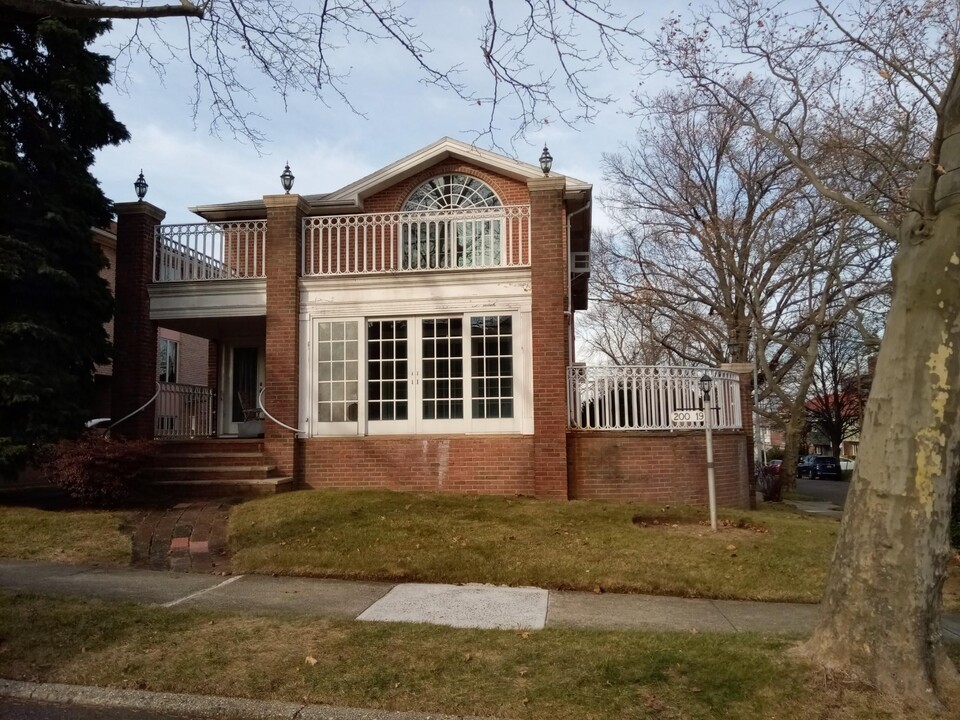 200-19 16th Ave in Queens, NY - Foto de edificio