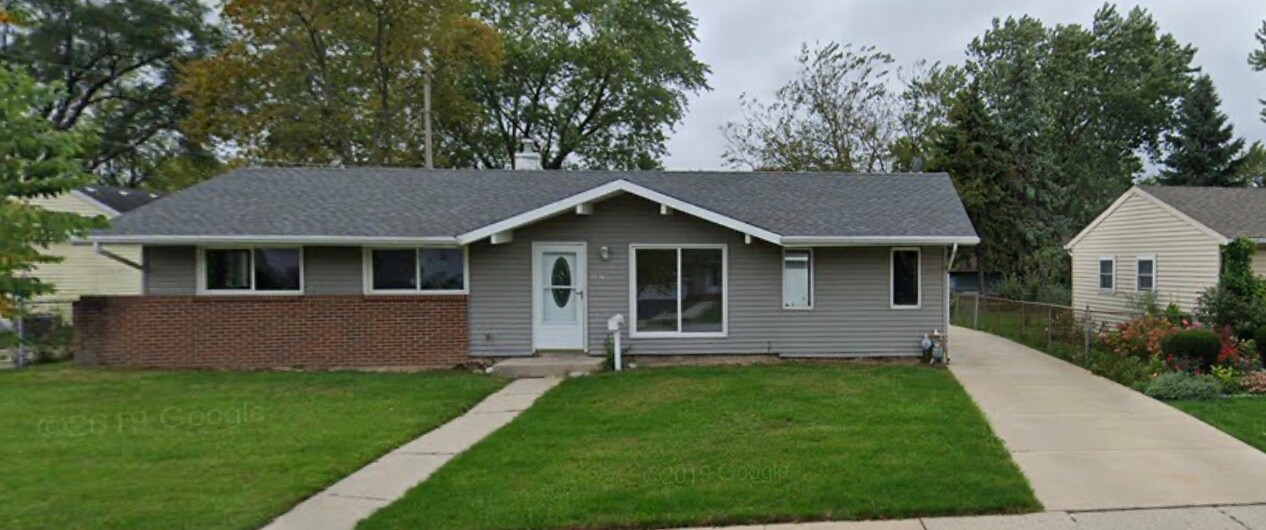 1250 Post Rd in Aurora, IL - Building Photo
