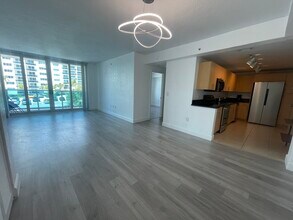 7501 E Treasure Dr, Unit 2L in North Bay Village, FL - Building Photo - Building Photo