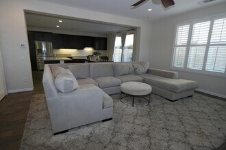 13373 Shoreham Dr in Moorpark, CA - Foto de edificio - Building Photo