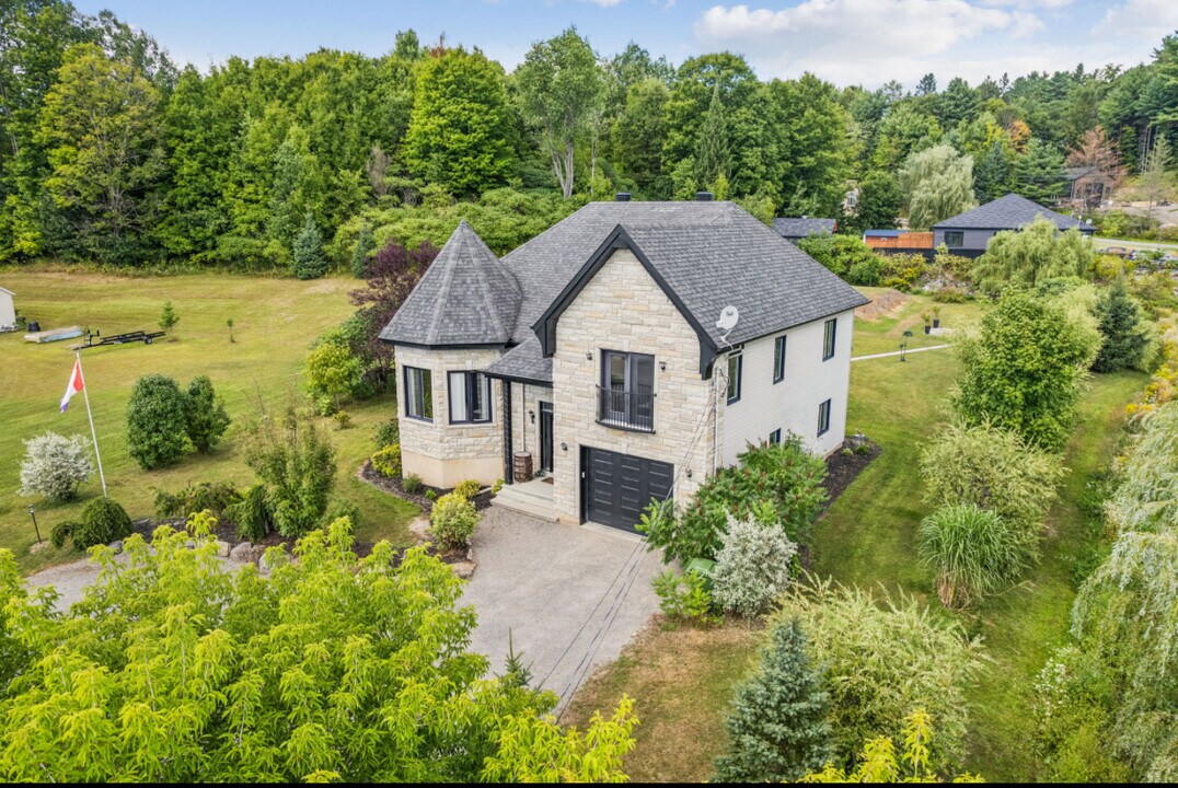 11 Cléophas-Scantland Ch in Val-des-monts, QC - Building Photo