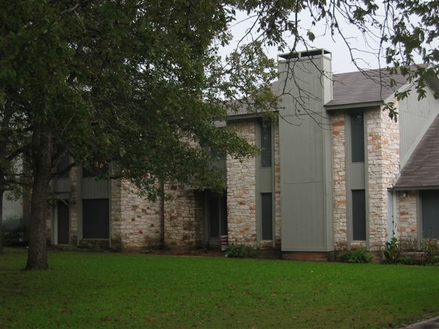 Bluff Manor Apartments in La Grange, TX - Building Photo