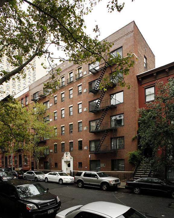 233 E 32nd St in New York, NY - Building Photo