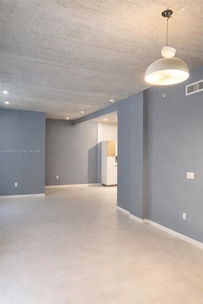 234 NE 3rd St, Unit 504 in Miami, FL - Foto de edificio - Building Photo