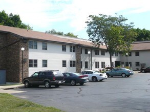 Hillpark Heights I in Union Grove, WI - Building Photo - Building Photo