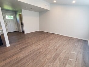 12402 8th Ave SW in Seattle, WA - Foto de edificio - Building Photo